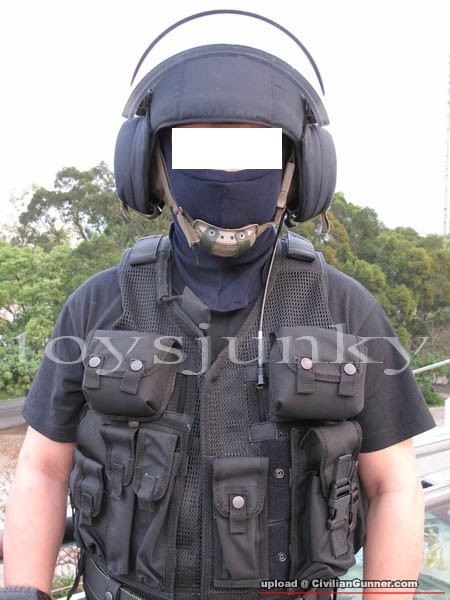 gsg9 helmet + vest.01.jpg